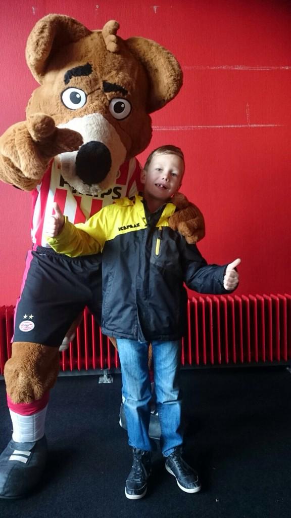 Iedere wedstrijd worden 75 7-jarige FC PSV-leden uitgenodigd. Vandaag is Bodi uit Valkenswaard een van hen. #psv