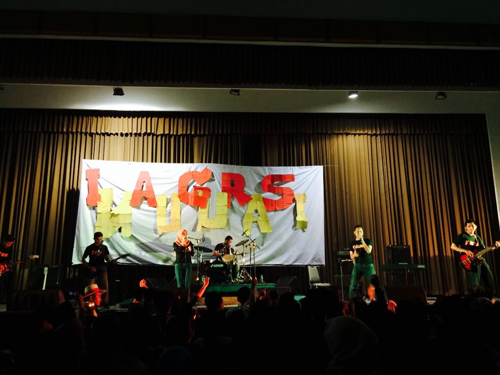 inaugurasifa13's tweet photo. wahhhh D'dozen tampil nihh mana suaranyaaaa yang ngefans sama dosen2 kitaaaaaa ???? :D http://t.co/flRHtuent6