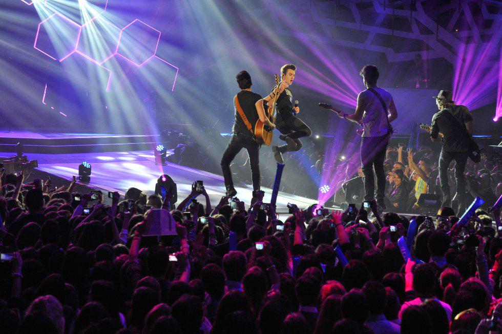 dvicio_cfvlc's tweet photo. Actuación de @dvicioficial en #Premios40Principales #MiVoto40Dvicio #Del40Al1Dvicio  http://t.co/vfayrOR8s9"