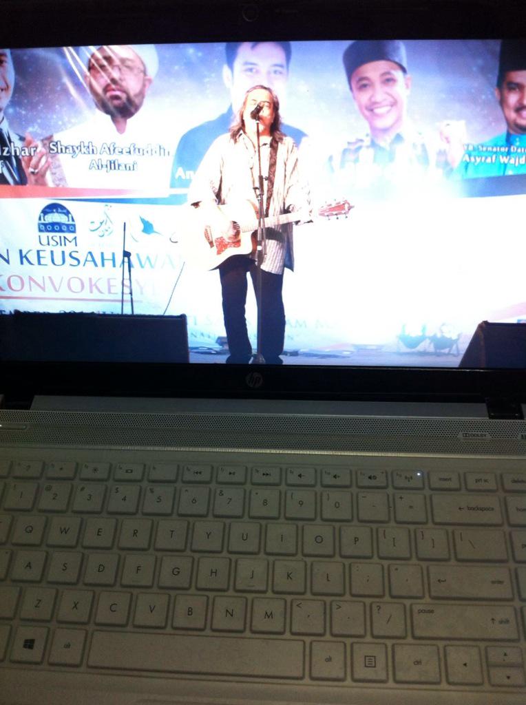 iCEPS10's tweet photo. Layan konsert Senandung Buatmu Gaza bersama Ramli sarip. π
#throwback #iceps10 http://t.co/xZxAAOMNe2