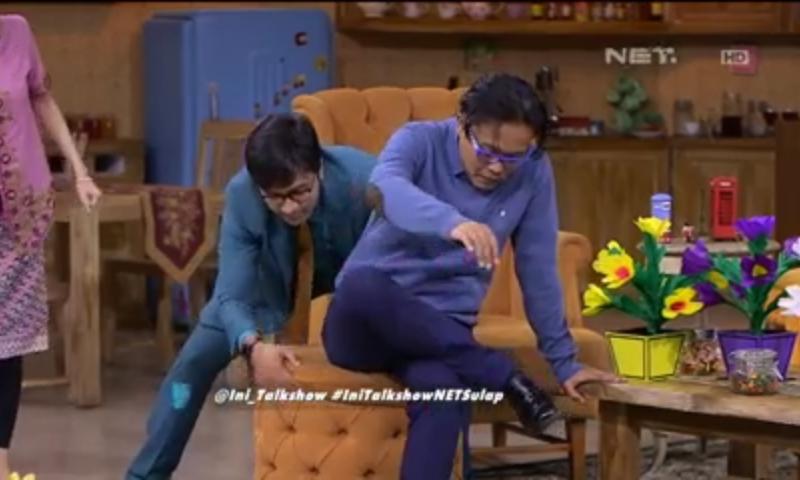 Aaja142Dewi's tweet photo. Kang @newsuleprikitiw awas kentut tu bang @andretaulany74 di blkng kang SULE hehe @Ini_Talkshow #IniTalkshowNETSulap http://t.co/enUyshH34B