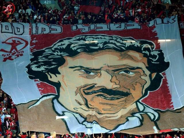 Lideres_Futbol's tweet photo. Los ultras del Hapoel Tel Aviv homenajean a Pablo Escobar. (@FutbolSocial) http://t.co/5e2lrCH2QR