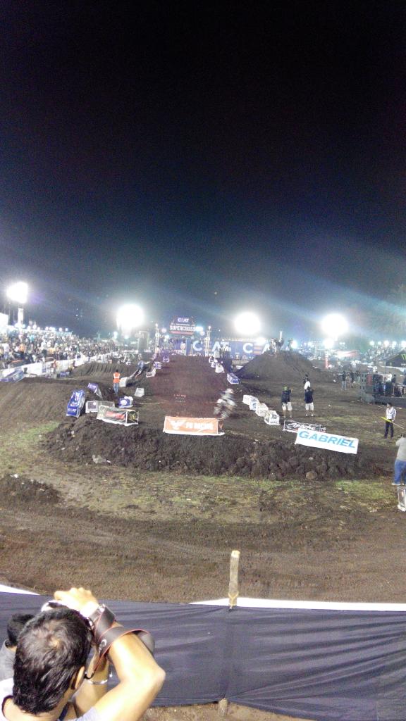 MissManakawad's tweet photo. What it looks like in here!! #Pune #CeatSupercross #Jampacked #HouseFull http://t.co/V9i0zXDtDe