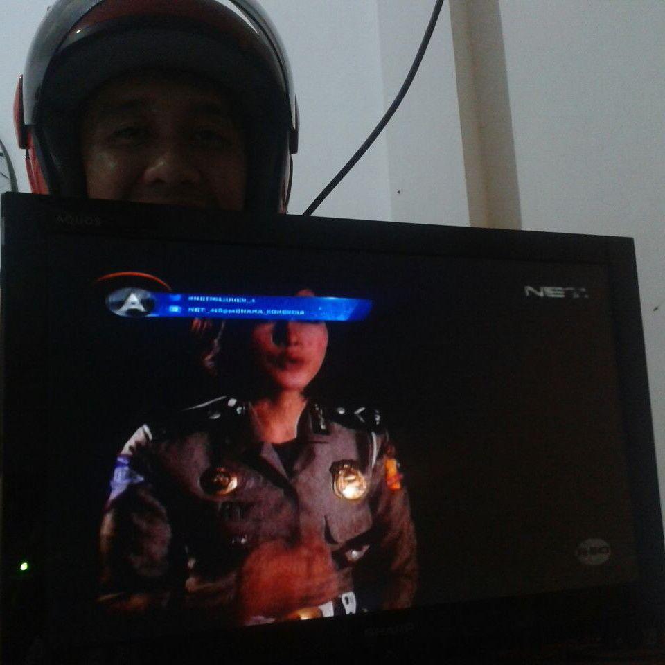 ivansyeah's tweet photo. @netmediatama Klo polisi nya cakep gini, saya tertib terus dah pake helm hihii #NETMILIUNER_4 clue : A http://t.co/RVR1yEHH78