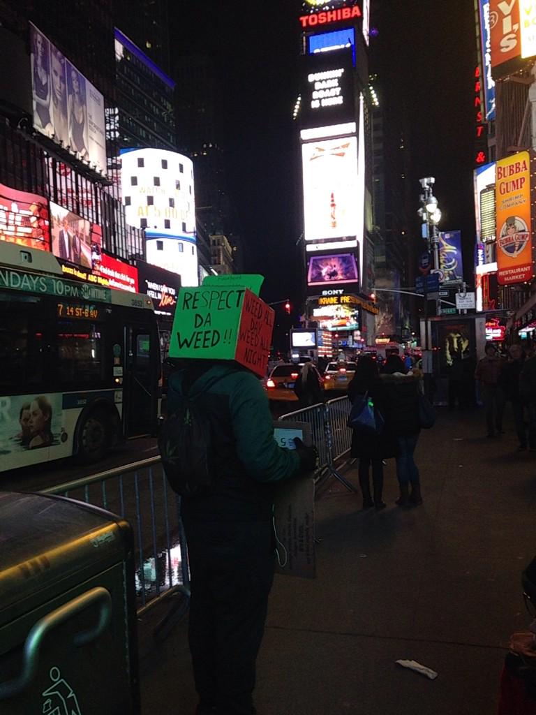allyvidal's tweet photo. Just some casual things you see in NYC http://t.co/49aixjtAww