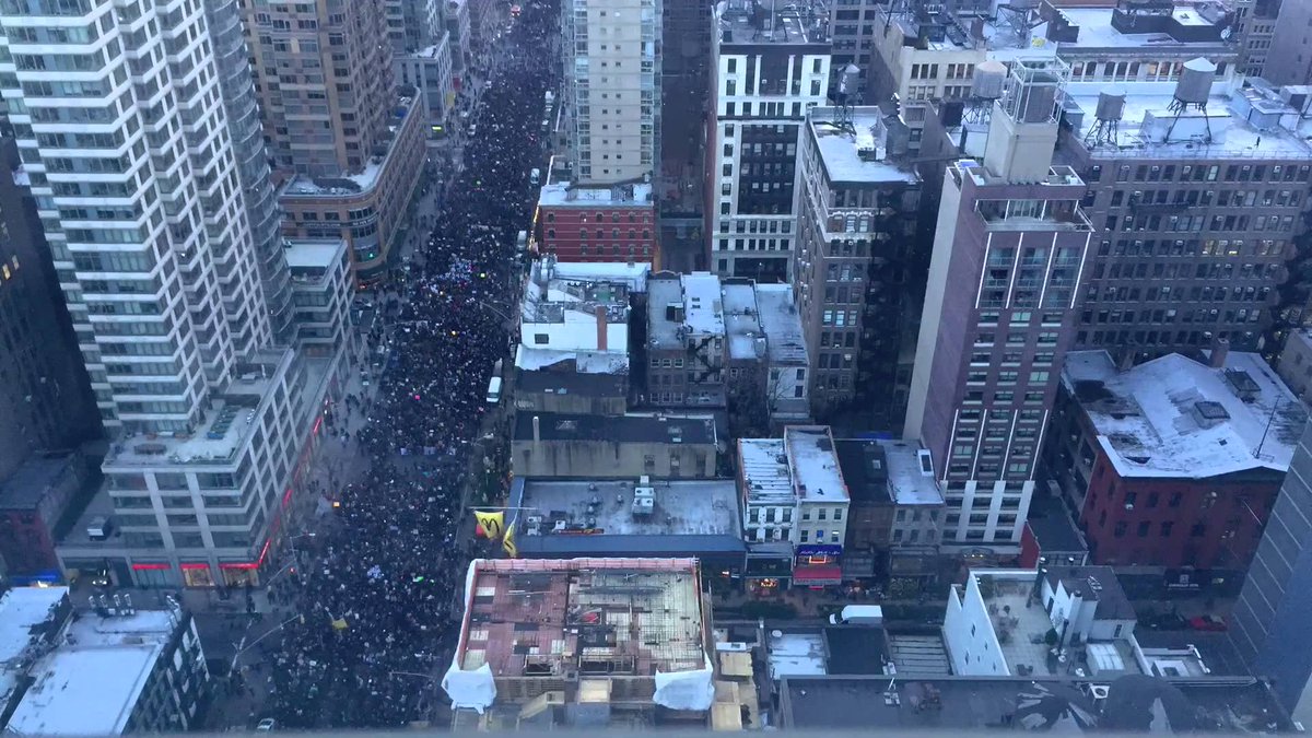 20Minutes's tweet photo. New-York: Une vidéo en accéléré révèle l’ampleur des manifestations contre les bavures… http://t.co/6YraVGogZi http://t.co/CVVnpp1W2B
