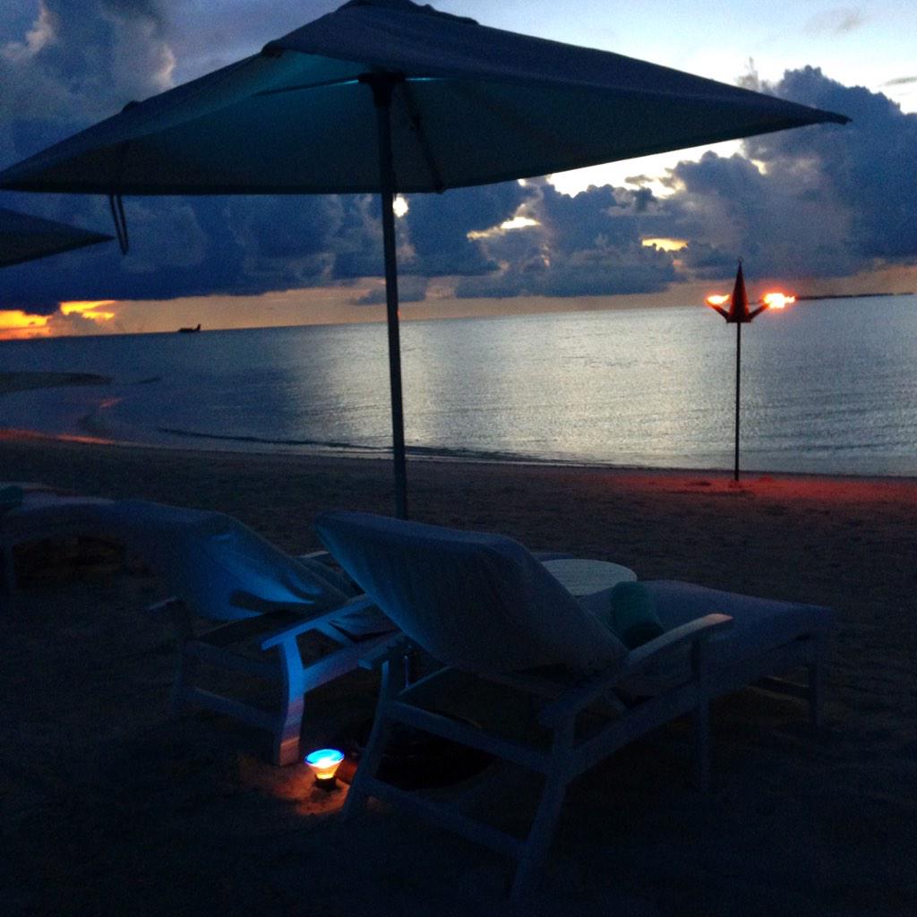 LorenaLuciaa's tweet photo. Sunset Cocktail Party #Maldives #beach #sunset #heaven #magic #loveit @FSMaldives @Nbizzy13 http://t.co/L1KytXnhYz