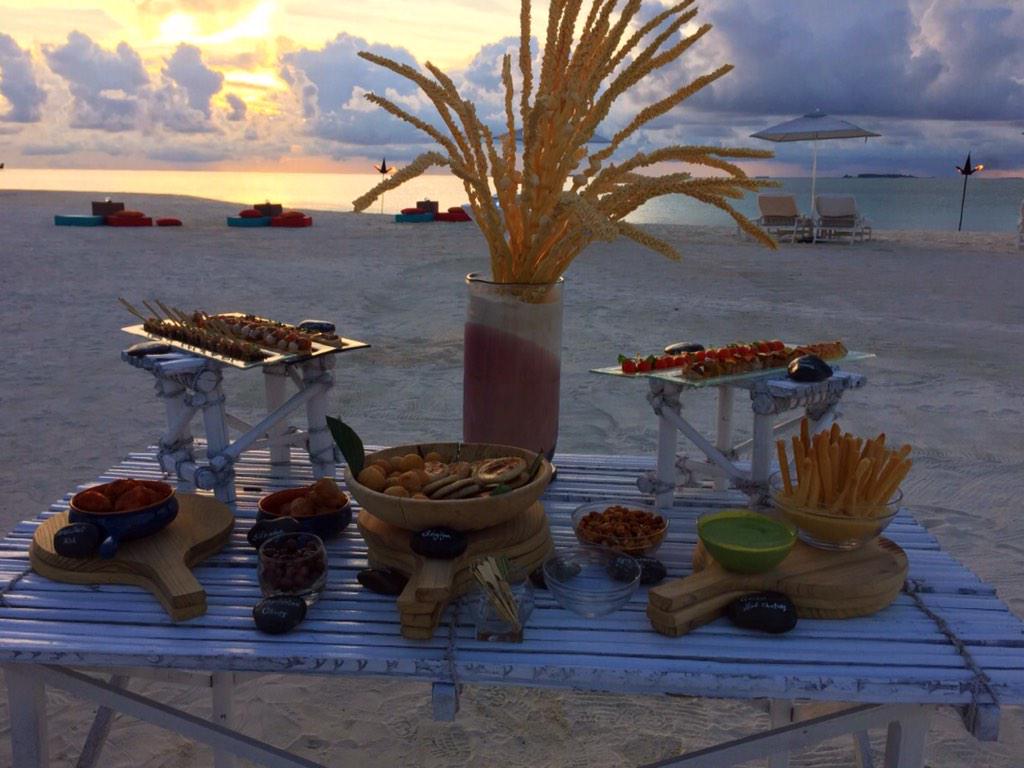 LorenaLuciaa's tweet photo. Sunset Cocktail Party #Maldives #beach #sunset #heaven #magic #loveit @FSMaldives @Nbizzy13 http://t.co/L1KytXnhYz