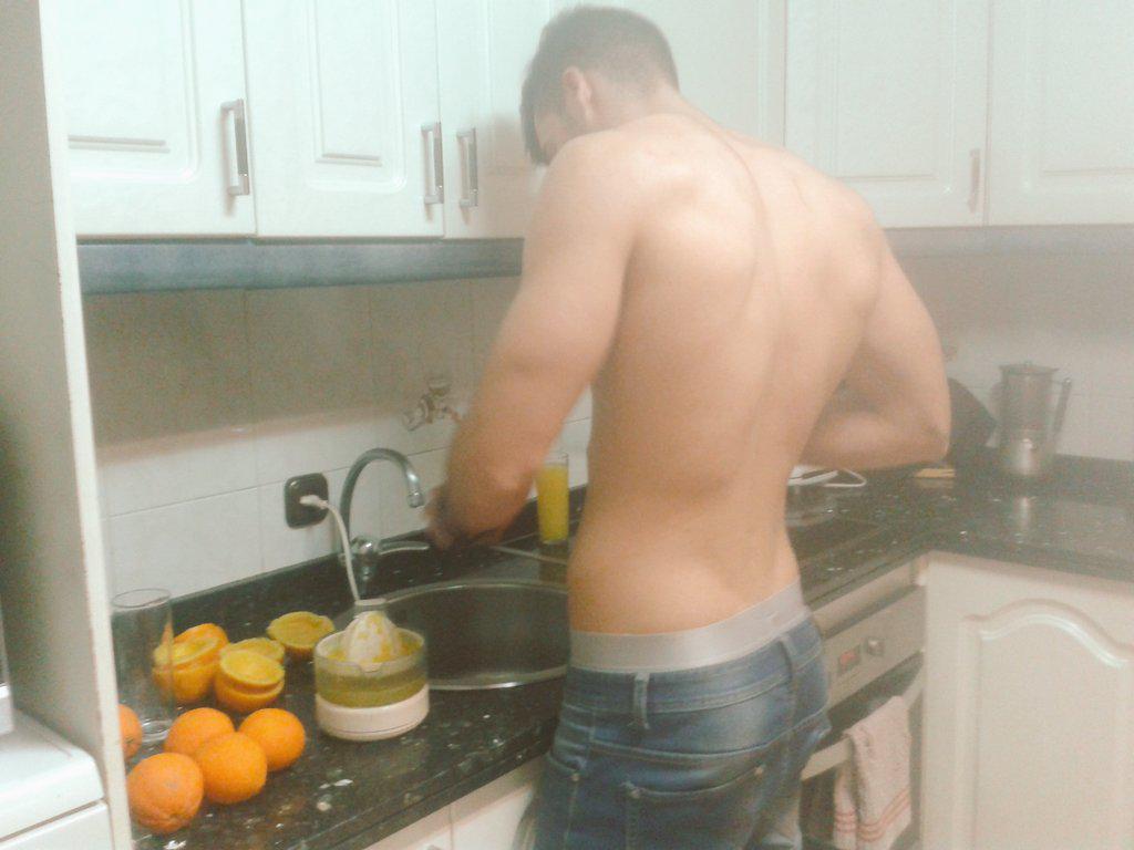 Nerea_DB's tweet photo. Mi gordo haciéndome la mirienda😄😄😄 @juanjo_cf97 http://t.co/oRgU6sUWPp