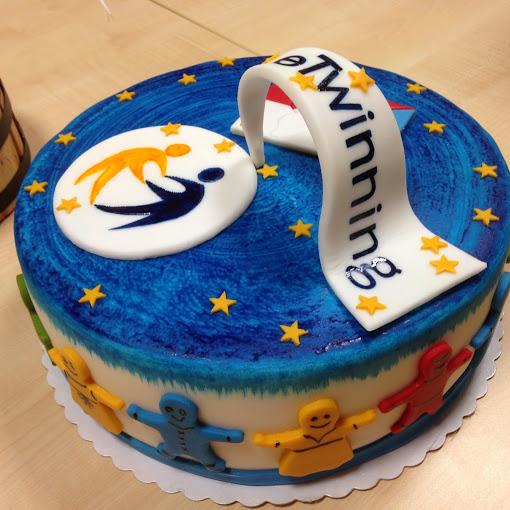 AlenaJandlova's tweet photo. Ready for a cake? #etwinmod #etwion http://t.co/m5xR491oc1