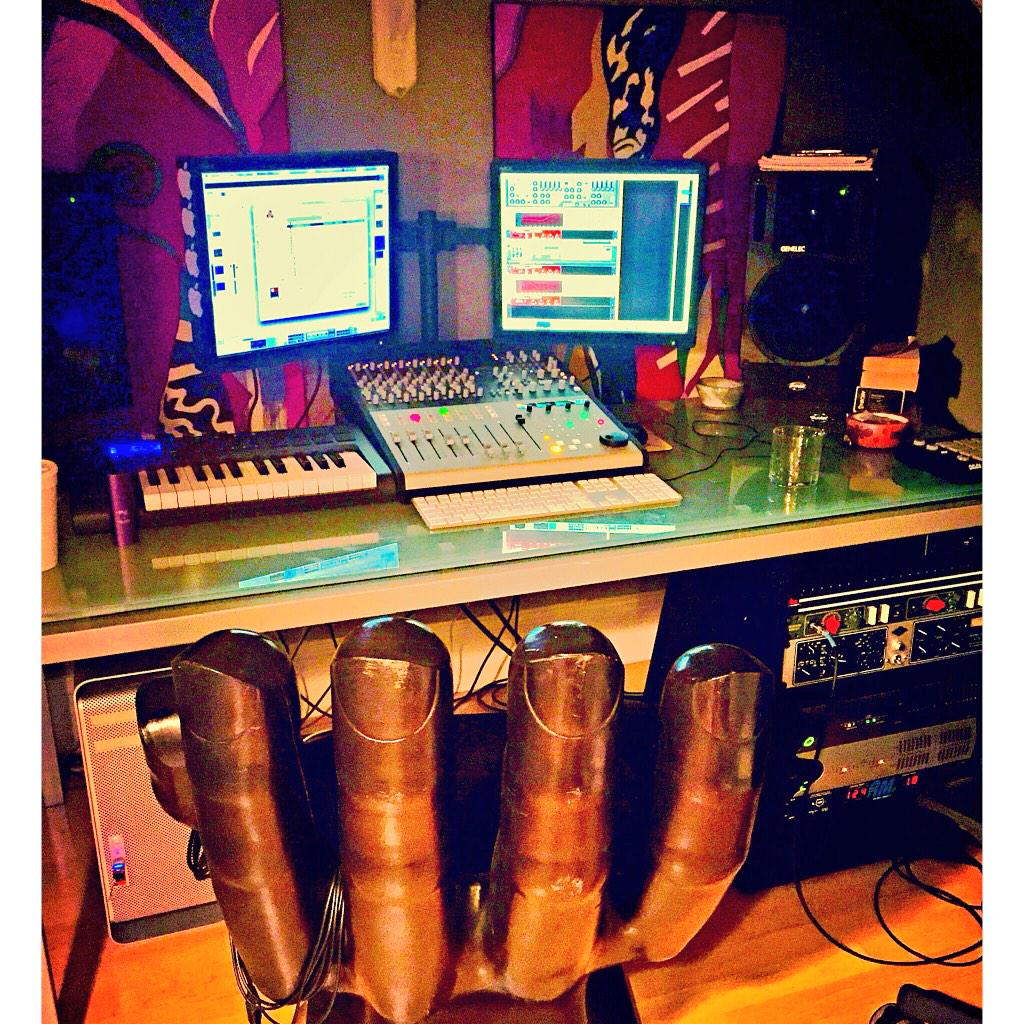 Jesika06's tweet photo. Droppin' Beats - made my first song ✌️🎶 #Queens #Studio #Music http://t.co/Yle8zoLcjt
