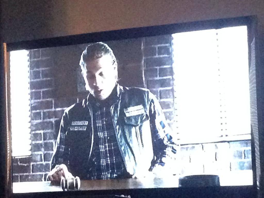 DanielleHemm's tweet photo. @StevenTurnbul10 just spending my Sunday with Jax Teller and the boys #SOA #season7 #omg http://t.co/ni4BU0KhWN