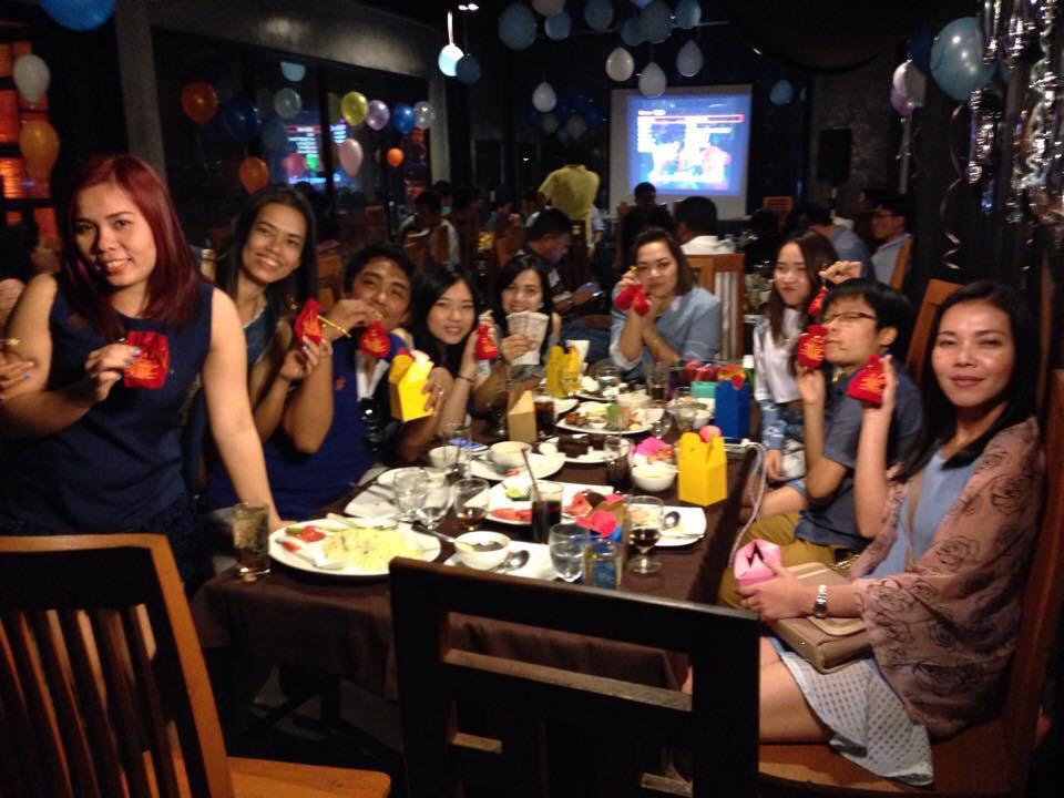 tew_001's tweet photo. 13 ธค 57 งานเลี้ยงปีใหม่ เวล เกรด จร้า #ได้ทองกันถ้วนหน้า #โฉมหน้าคนได้ทองสิจร้า 😘😘 http://t.co/ZZimOCH5hH