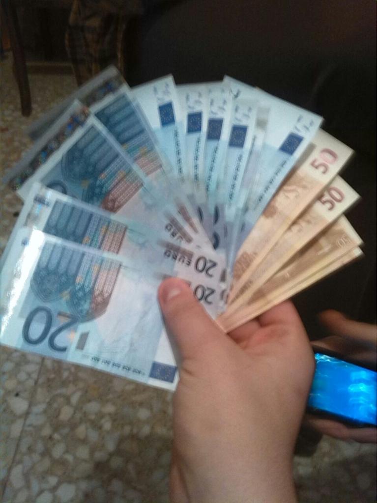 CalellaBcn's tweet photo. politicos corruptos esos dineros os lo meteis por donde os entre cabrones http://t.co/CCq7wbDABc