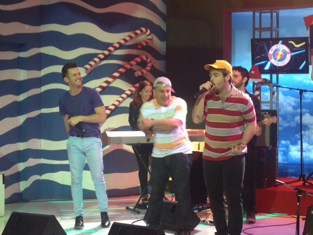 Ale_Urquiza's tweet photo. "@Telefe_musica: #batichurros con @AxelOficial en @SinCodificarTV #PSC2014 http://t.co/h7kWTyeRoT"
