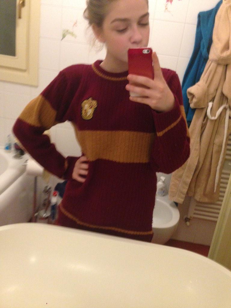 lea_cuccaroni's tweet photo. A #gryffindor Lea http://t.co/OshFHWgVBE