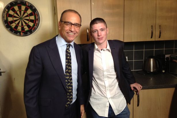 MENnewsdesk's tweet image. TV Dragon Theo Paphitis gave Salford teenager Tommie Rose a business briefing in his kitchen
manchestereveningnews.co.uk/news/greater-m…