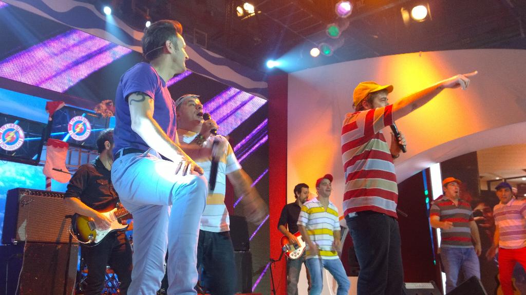 SinCodificarTV's tweet photo. Yo escuchó al Axel @AxelOficial #Batichurros #PeligroSinCodificar #AxelEnPSC http://t.co/7obECPJpIA