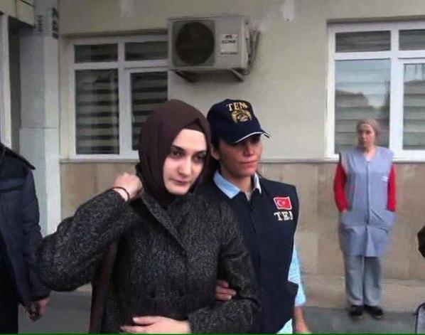 Hayritu's tweet photo. #ÖzgürBasınSusturulamaz 
'Benim başörtülü bacıma saldırdılar'dedi...
Şimdi nasıl aldatıldığımızın 
FARKINDA MISIN? http://t.co/5OzaPLaYBE