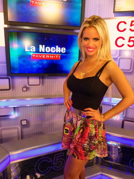 En La Noche @C5N outfit @ILOVERMODA ?? bronceada por @BSASBRONZE y accesorios @carorosanova http://t
