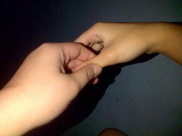 Me &amp; my girl <a href="/nafisa_nuha/">Nuha Nafisa</a> iseng foto tangan utk buktikan kami belum bisa tidur  #gilainsom <a href="/SleepOver_APlus/">Sleep Over</a>