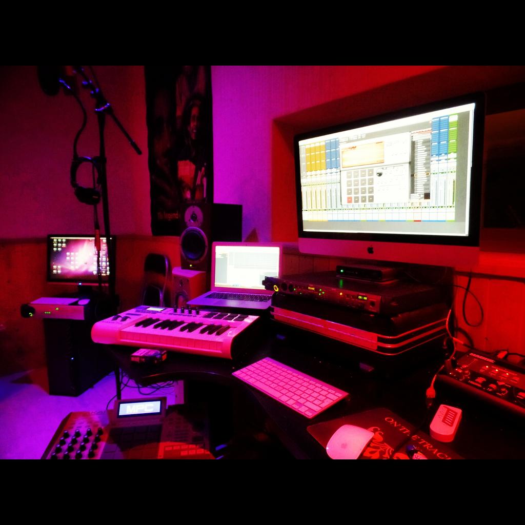 MattHouston971's tweet photo. L'Album #CANICULE #Volume1 est bientôt fini... Ca va être chaud chaud Chaud! 
#VariousArtists
#OnthetracK #Studio http://t.co/oKbUOprXnO