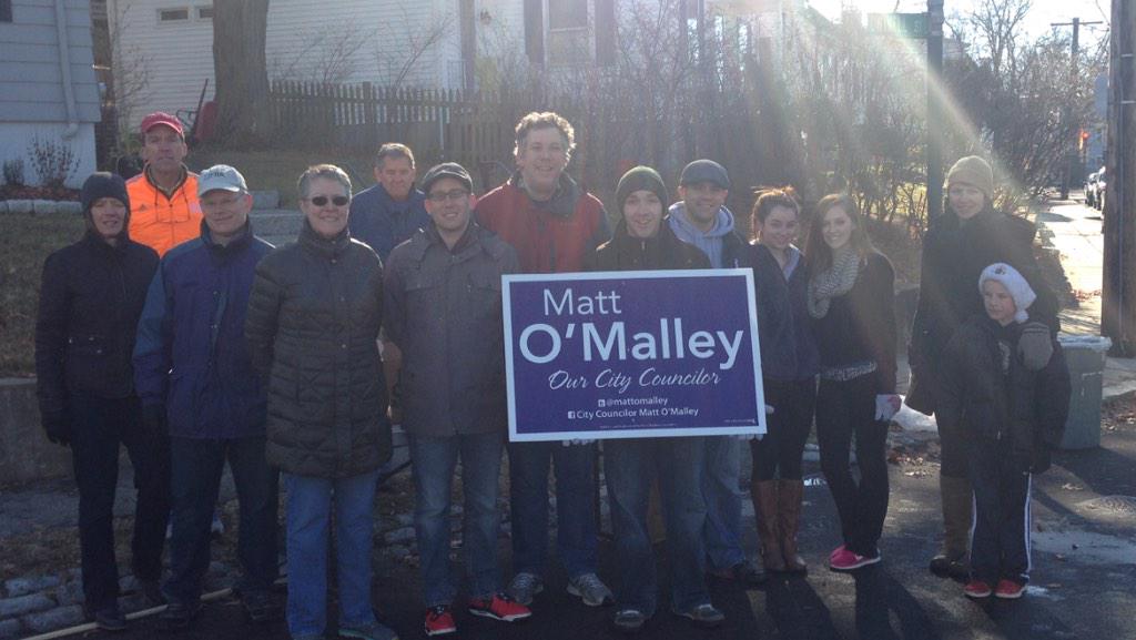 WRBillyMac's tweet photo. Parkway Running Club's #WaltersRun in #WestRoxbury was packed! Team @MattOMalley water station was ready!   #bospoli http://t.co/K74pqwS8WT
