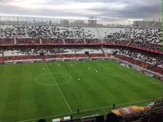 ManoloMontalt's tweet photo. Me envía @gimeno92 foto d la grada del Pizjuán 5 meses después de ganar una Europa League. Si naciste pa martillo... http://t.co/snkwpeXq56