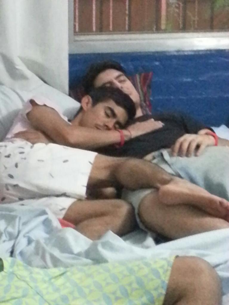 LBDM_OK's tweet photo. Por primera vez en la historia de la banda, se formó una pareja interna #SaliendoDelCloset http://t.co/ujunovW3YV