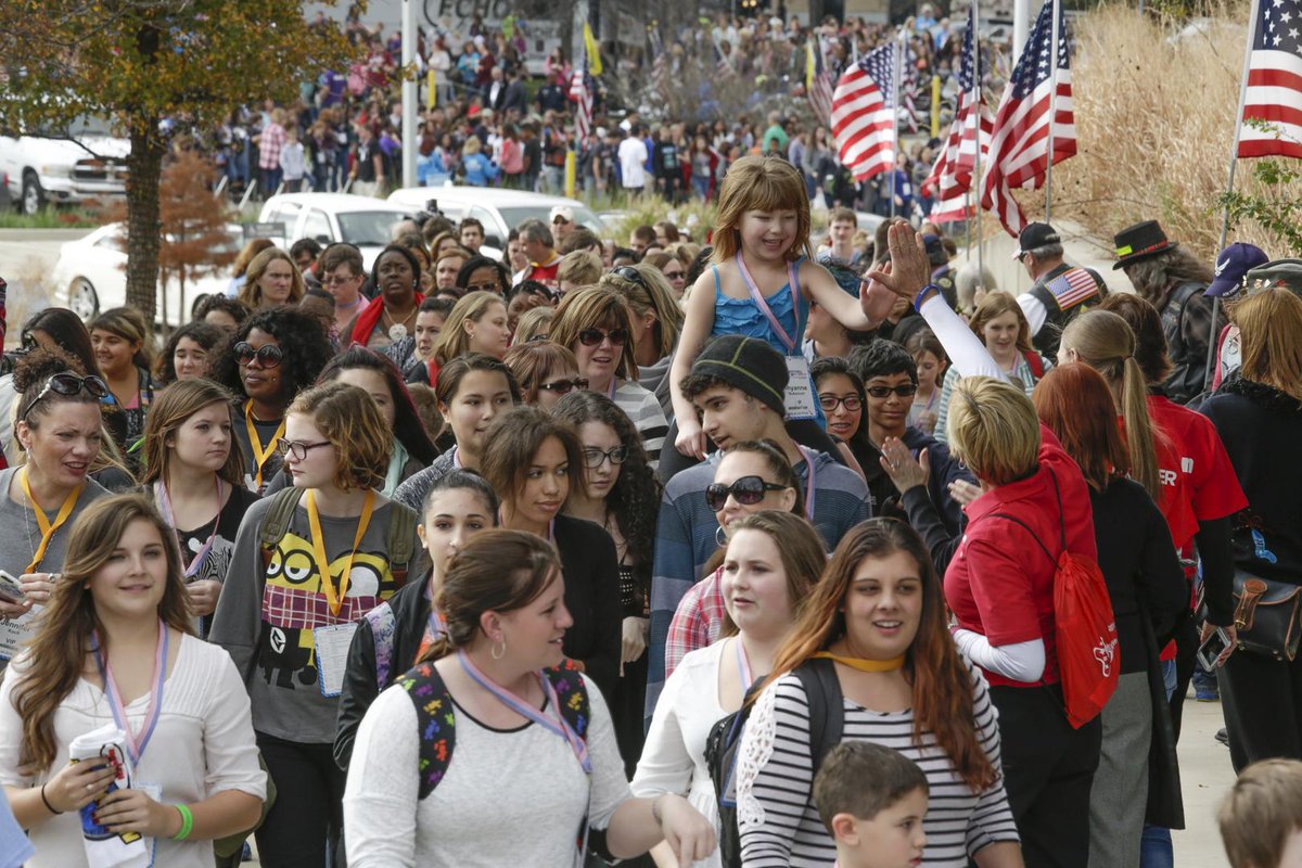 RTX_News's tweet photo. Children of fallen heroes get a warm welcome from volunteers on the way to see #MathAlive #SBE2014 http://t.co/CCzkyv0sRP