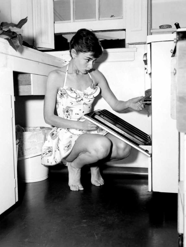 PhotosExplained's tweet photo. Here Peter Pan is checking on homemade peanut butter cookies. -1894 http://t.co/nAfPdPWVyt