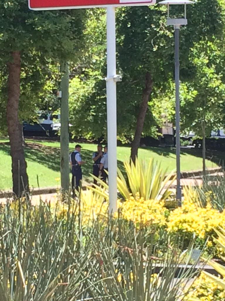 josh10murphy's tweet photo. Police stopping all pedestrian traffic outside Green Park opposite St Vincent's Hospital #sydneysiege http://t.co/EUysAZ3uc6