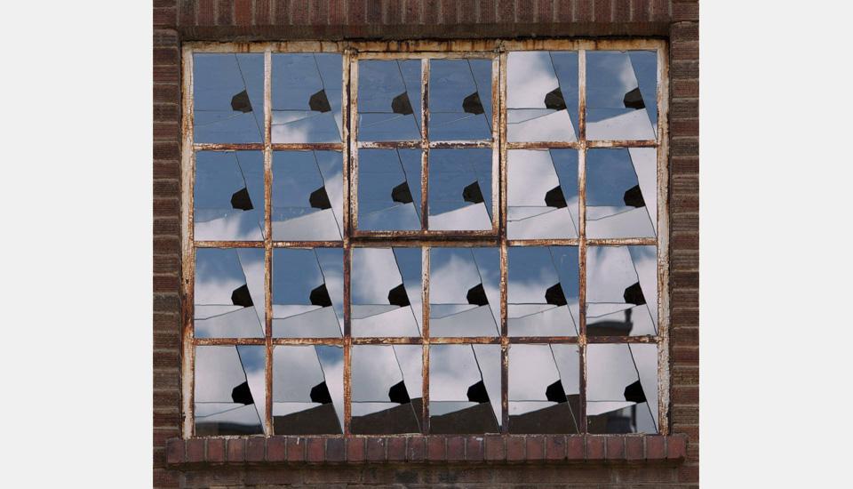 _sitespecific's tweet photo. 'Telling The Truth Through False Teeth' by Alex Chinneck. 312 identically smashed windows using 1248 pieces of glass. http://t.co/sTADzMS40f