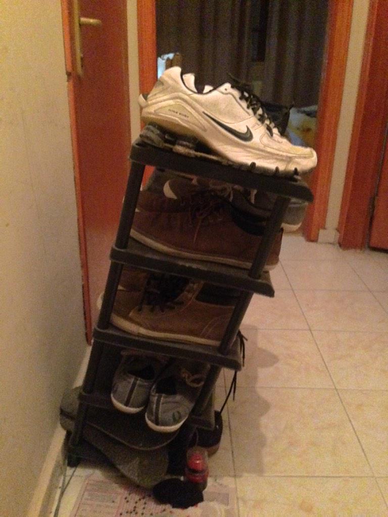 10 tl değerindeki ayakkabılık kendini pisa kulesi sanıyo.