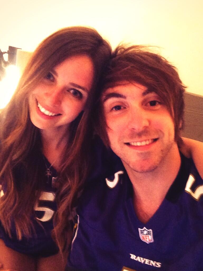 Hi I'm Lisa. I like books, cats and this dude (even yhough his bacd sucks) RT?