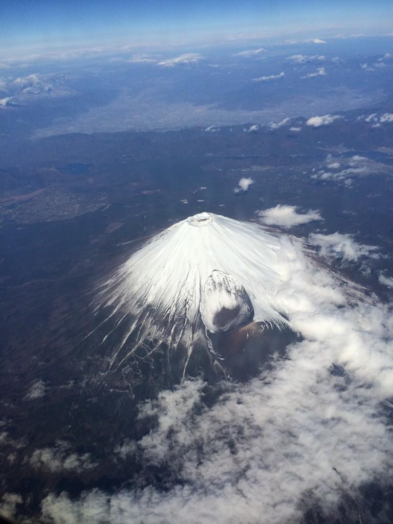 roppongiboy's tweet photo. 飛行機から見た富士山 http://t.co/ivmZO2a6aw