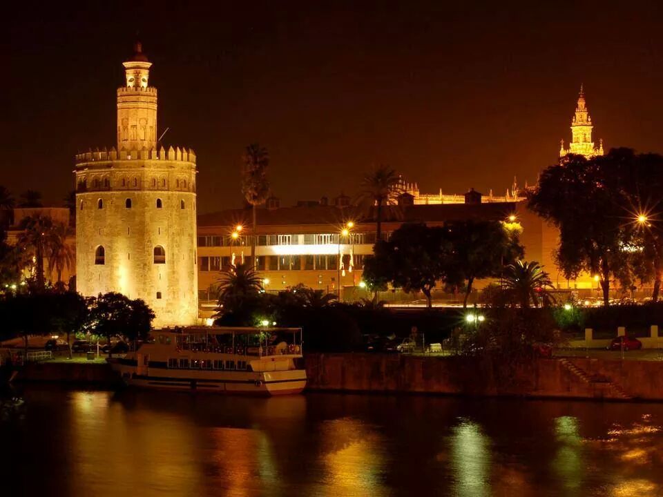 casadelcofrade's tweet photo. Siete letras de oro S E V I L L A para dar las #BuenasNoches http://t.co/8hOU6eCVna
