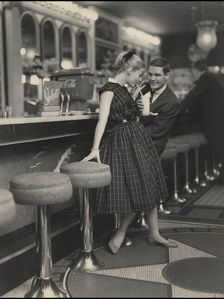 SoophieHughes's tweet image. This is a perfect and cute date going on #whenboysweregentleman #whengirlswereladies #bringbackclass #1950moments