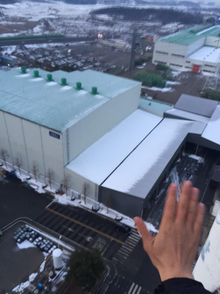 Nomadchang's tweet image. 악수는 좋은 관계를 맺고 싶을 때 공격하지 않겠다는 뜻으로 오른손을 낸것이 유래랍니다. 오른손이 무기를 쥔 손이기 때문입니다. 우리 손엔 아무것도 없습니다. 오른손으로 악수하고 그 위에 왼손를 포개고 싶습니다