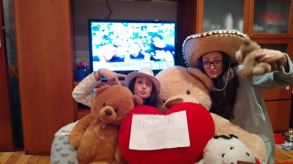 alteabusto's tweet photo. con la primah viendo gh rodeada de nuestros coleguis!morimos de amor super😍 #SELFIEDBTGH15 #aupapaula @Esterlabu http://t.co/viaJOybuK6