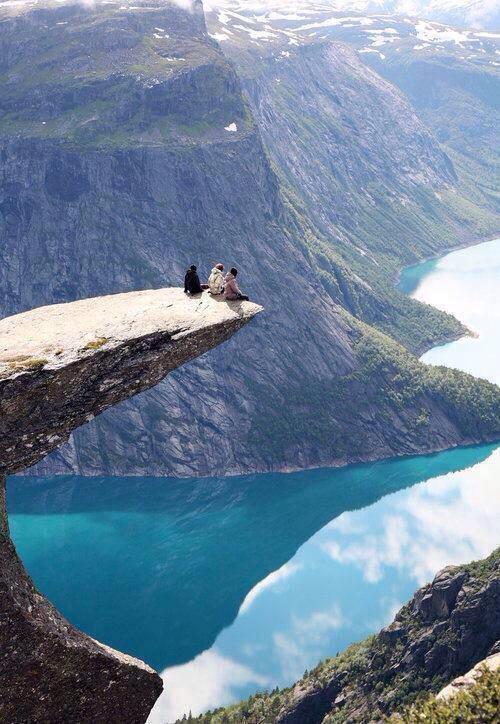 _Paisajes_'s tweet photo. En el borde. Trolltunga, Noruega. http://t.co/EU4LwU39Dt
