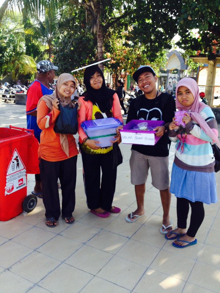 IsnainiAfrida's tweet photo. Haha Tmpang penjual dgangan gk laku http://t.co/KNoZj4uPbI