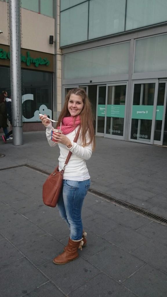 iisabeliyaa's tweet photo. Un heladito en pleno diciembre.. Mmmm!!!!#Madrid http://t.co/8lQtn39W2y