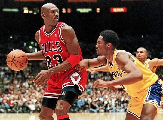 InsideSoCalSpts's tweet photo. Kobe watch: Live updates as Kobe prepares to pass Jordan on all-time career points http://t.co/OfLMSfRiVz #ChasingMJ http://t.co/MFOaWNmsvb