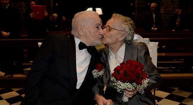 Una pareja de italianos se casa tras reencontrarse 70 años después gracias a Facebook antena3.com/noticias/mundo…