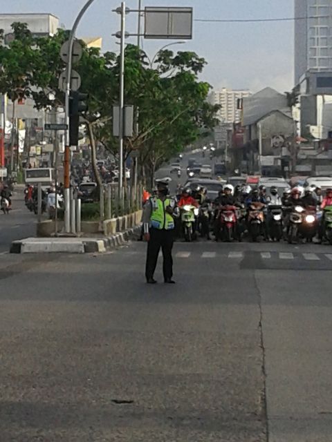 06.50  Lalu lintas simp.Traffic Light Juanda Jl.Margonda Raya @restadepok   terpantau ramai lancar.