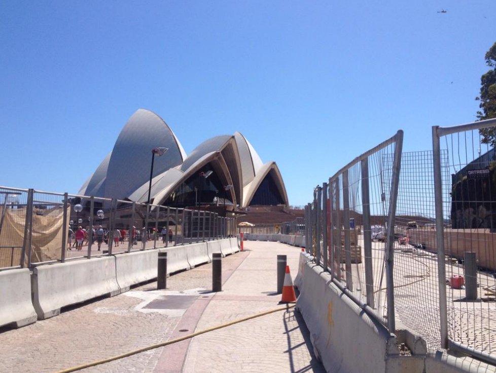nova100's tweet photo. Sydney CBD, including Opera House being evacuated. Updates here --> http://t.co/jbH35hvFL9 #MartinPlaceSiege http://t.co/bEGW5m8jnz