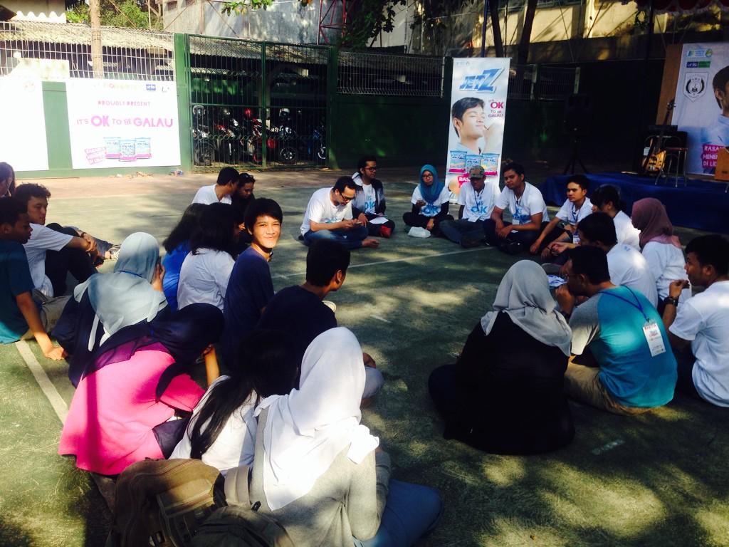 Nihh keseruan panitia pagi ini yeayy!! Jangan lupa ke lapangan tenis yaa!! Banyak banget hadiahnyaaa!!!