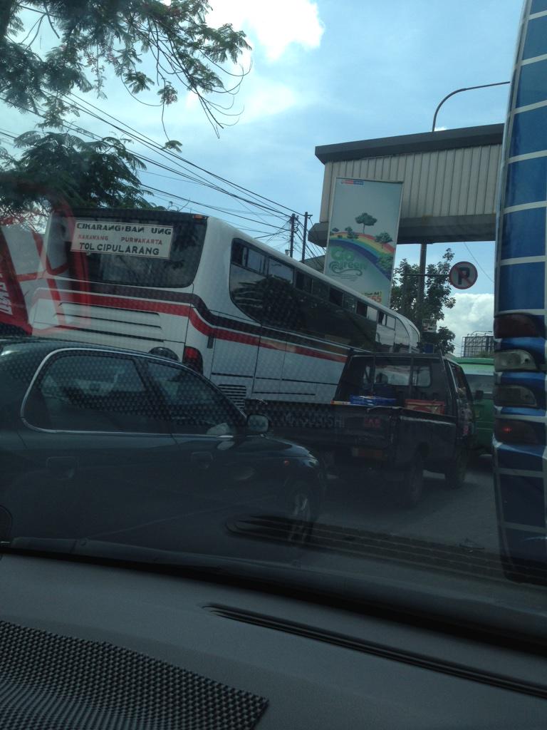 resdian's tweet photo. plat B 7174 FCA @PRFMnews arah pintu tol pasir koja ada bus yg melanggar rambu di larang parkir http://t.co/BmVZzNMGhd