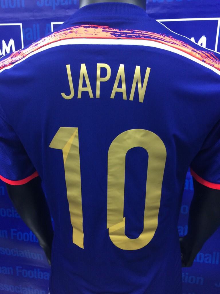 توییتر フットボールチャンネル در توییتر 日本代表がアジアカップで着用するユニフォームは特別仕様 金色のマーキングと アジアカップ優勝パッチが胸に光ります Daihyo Http T Co M1ab3sfcrg